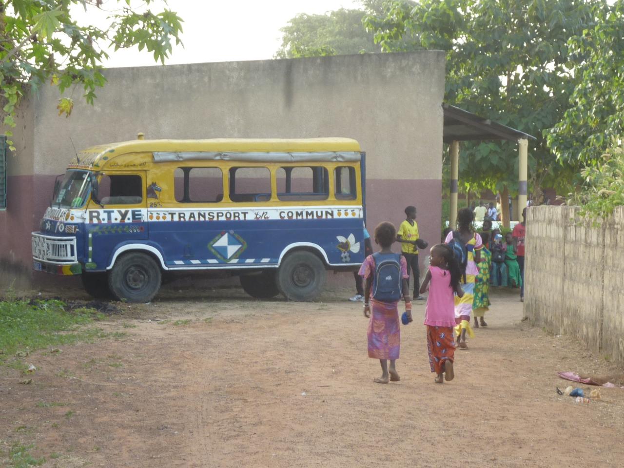 Bus écolier typique du Sénégal