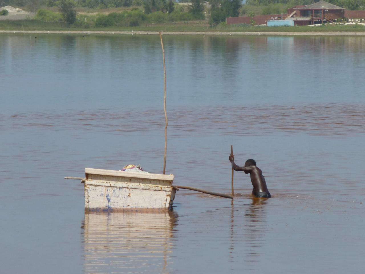 Récolte de Sel sur le Lac Rose